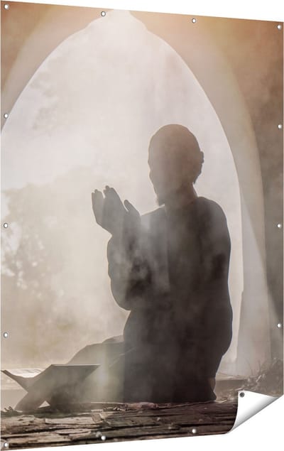 Gards Tuinposter Biddende Man in een Oude Moskee - 120x160 cm - Tuindoek - Tuindecoratie - Wanddecoratie buiten - Tuinschilderij