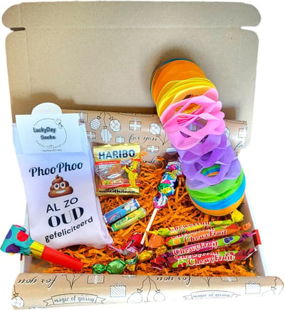 Gefeliciteerd - Jarig - Verjaardag - Gift - Verjaardags feest - Valentijns cadeau - Sokken met tekst - Witte sokken - Cadeau voor vrouw en man - Kado - Sokken - Verjaardags cadeau voor hem en haar - Drol - Vaderdag - Moederdag - LuckyDay Socks - Maat