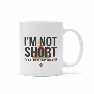 Grappige Quote Koffiemok 330ml – “I’m Not Short, I’m Just More Down to Earth” – Humoristisch Cadeau voor Vrienden & Collega’s