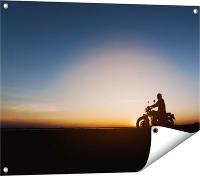 Gards Tuinposter Silhouet van een Motor bij Zonsondergang - 80x60 cm - Tuindoek - Tuindecoratie - Wanddecoratie buiten - Tuinschilderij