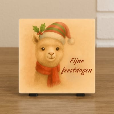 Spreuktegel - Kerst Tegel Lama met Muts en Sjaal – Fijne Feestdagen – Decoratieve Cadeautegel – Kerstcadeau & Decoratie - Trendy nu – Incl standaard