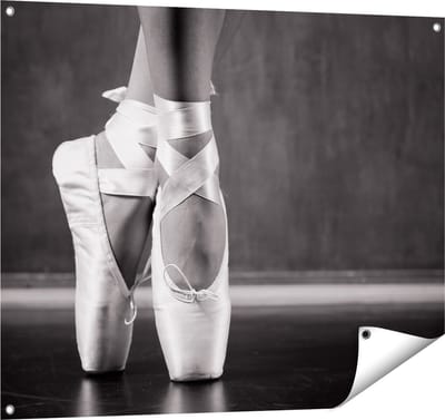 Gards Tuinposter Ballet Schoenen van een Ballerina - Zwart Wit - 100x80 cm - Tuindoek - Tuindecoratie - Wanddecoratie buiten - Tuinschilderij