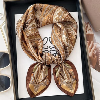 Nieuwe Zijden Vierkante Sjaal Dames Retro Paisley Cashew Print Neckerchief Vrouwelijke Foulard Hoofddoek Haarband Zachte Nek Tas Lint Satijn 70x70cm white