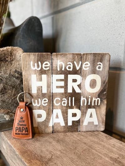 Creaties van Hier - Cadeaupakket papa - vader - Tekstbordje 20 cm we have a hero we call him papa + sleutelhanger mijn bonuspapa mijn vriend / vaderdag geschenk / vaderdag cadeautjes / verjaardag / opa / papa