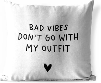 Tuinkussen - Engelse quote "Bad vibes don't go with my outfit" met een hartje tegen een zwarte achtergrond - 40x40 cm - Weerbestendig