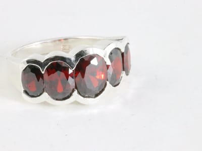 Zilveren ring met granaat - maat 16.5