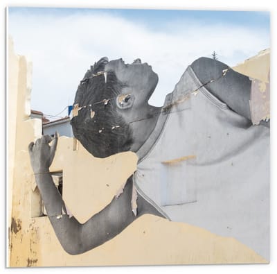 KuijsFotoprint - Schilderij - Geschilderde Jongen Kijkt Over Muur - Zwart, Wit En Beige - 50 X 50 Cm