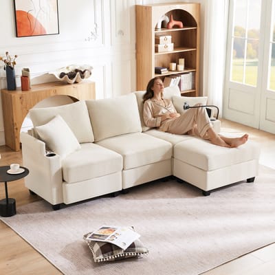 L-vormige hoekbank - driezitsbank met voetenbank - met drankhouder - USB-oplaadpoort - armleuningplateau en twee kussens - beige