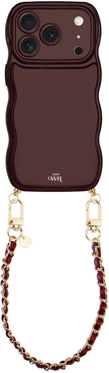 xoxo Wildhearts Glossy Wavy Cord Case Burgundy - Geschikt voor iPhone 17 Pro Max - Classic Chain - Kort koord - Glimmend telefoonhoesje met golven - Hoesje met koord - Bordeaux rood met gouden ketting - Telefoonkoord - Korte variant koord