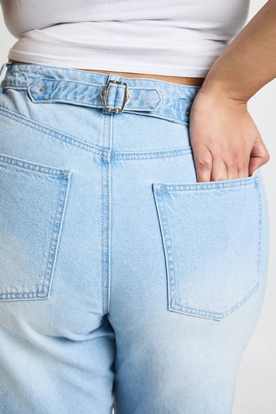 boohoo Dames Plus Jeans Met Gecinchte Taille En Losse Pasvorm Met Versteller | Gebleekt Blauw | Maat: 44