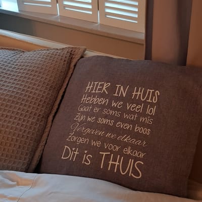 Kussen Kussenhoes tekst regels hier in huis  | cadeau opa opa papa mama woonkamer luxe zacht maat 50x50 cm voor de liefste aanstaande vader geboorte baby zwangerschap aankondiging bekendmaking moeder ouders