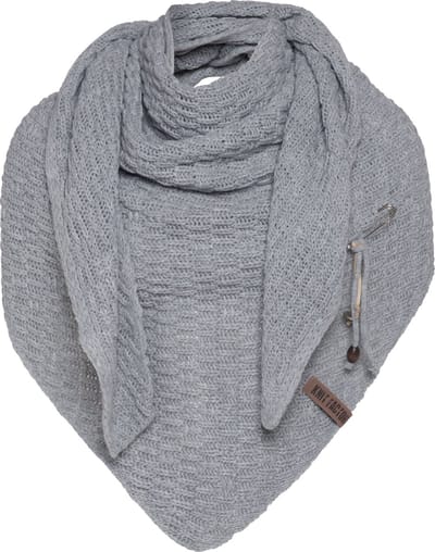 Knit Factory Jaida Gebreide Omslagdoek - Driehoek Sjaal Dames - Dames sjaal - Wintersjaal - Stola - Wollen sjaal - Grijze sjaal - Licht Grijs - 190x85 cm - Inclusief siersluiting