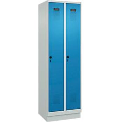 C+P Evolo Plus garderobekast, 2 vakken, 300 mm vakbreedte, met plint, rechts scharnierend, veiligheidsdraaigrendel, soft-close, inbraakwerend, B 600 x D 500 x H 1950 mm, lichtgrijs RAL 7035/lichtblauw RAL 5012
