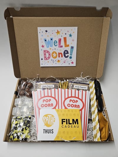 Film Pret Pakket - Well Done met filmcadeaubon, mystery card met persoonlijke (video)boodschap en vele film-feestartikelen | Verjaardag | Jubileum | Zomaar
