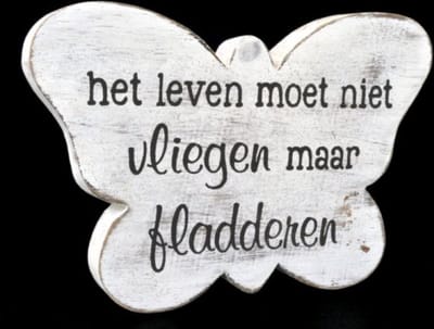 Tekstbord - Hout - Vlinder - Antique white - Het leven moet niet vliegen maar fladderen