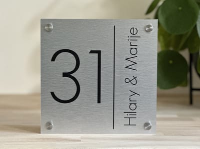 Naambordje / huisnummer voordeur lijn verticaal rvs look 20x20cm met rvs afstandhouders