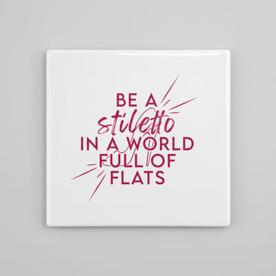 Krachtige Quote Keramische Tegel – “Be a Stiletto in a World Full of Flats” Stijlvolle Wanddecoratie – 15 × 15 cm