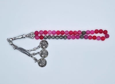 Handgemaakte naam tasbih 33 Kralen Natuursteen “ Banded Agaat Magenta roze” - met metaal tassel “Allah jala jalaluh"- Met je naam of de naam van uw geliefde- 8 mm diameter van de korrel