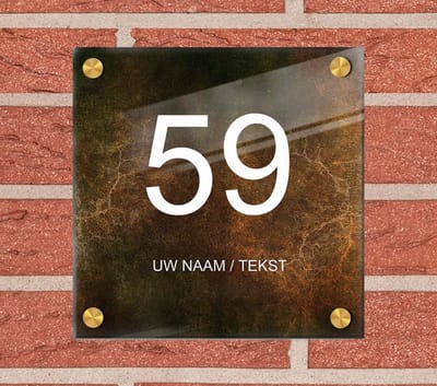Naambordje voordeur plexiglas 20x20x0,5 cm met goud kleur afstanhouder model 1121 - Huisnummerbordje, naambordjes, naambordje huis, naamplaatjes, huisnummer bordje, originele naambordjes voordeur, huisnummerbord met naam, originele huisnummer bord