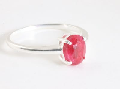 Fijne hoogglans zilveren ring met robijn - maat 16.5