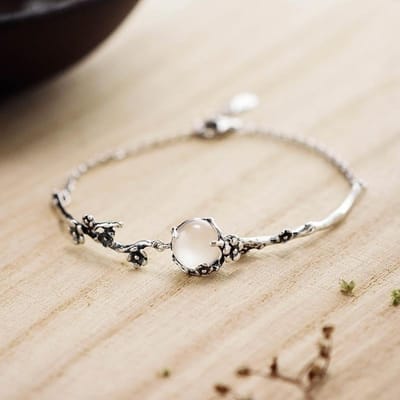 Collier Pendentif Rond Œuf Fleur de Prunier Irrégulière Artisanat d'Origine Designer Charme Aristocratique Rétro Bijoux pour Femmes beige