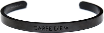 Key Moments 8KM-BM0001 Stalen open bangle met tekst - Carpe diem - One-size - Zwart