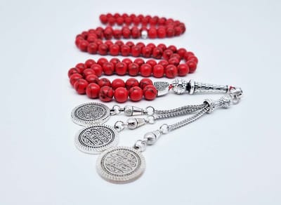 Handgemaakte tesbih "Tasbih" natuursteen "Rode howliet" - Aantal kralen 99 - Diameter kralen 8MM - met metaal tassel "Qustantinia" - Een mooi cadeau-idee