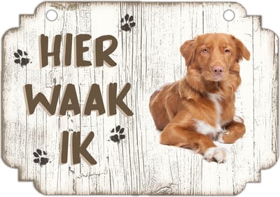 Hier Waak Ik: Nova Scotia Duck Tolling Retriever | Waakbord | Spreukenbord | Hondenras | Hond | Betreden op eigen risico | Pas Op Voor De Hond | Deurbordjes | Bewaker Van Dit Huis