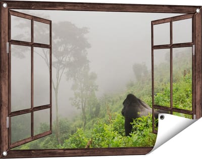 Gards Tuinposter Doorkijk Gorilla in het Woud tijdens de Mist - 90x60 cm - Tuindoek - Tuindecoratie - Wanddecoratie buiten - Tuinschilderij