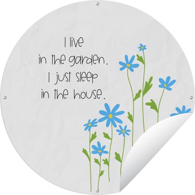 Tuincirkel Quotes - Spreuken - I live in the garden I just sleep in the house - 60x60 cm - Ronde Tuinposter - Buiten