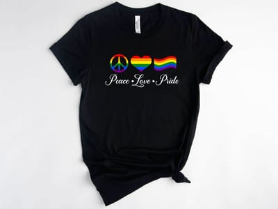 Lykke Peace Love Pride tshirt| LGBTQ+|Pride| Rainbow Heart Gay Pride Quote |Equality Shirt | Pride Month | Unisex T-shirt| Zwart| Maat S