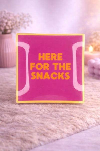 Glazen Bord ‘Here for the Snacks’ | Viva Femme | Bord met tekst | Decoratie | Wonen | Cadeau | Spreukbord | Moederdag | Housewarming | Gebaksbord | Dessertbord | Liefde | Geluk | Verrassing