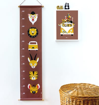 Groeimeter Safari bruin 30cm x 130cm - groeimeter - babykameraccessoire - katoen – oerwoud – jungle – bruin – dieren – baviaan – leeuw – bus – tijger - hyena – gazelle - babykamer - jongenskamer - muurdecoratie - stokken - lederlook touwtje