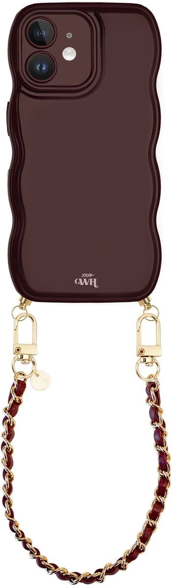 xoxo Wildhearts Glossy Wavy Cord Case Burgundy - Geschikt voor iPhone 12 - Classic Chain - Kort koord - Glimmend telefoonhoesje met golven - Hoesje met koord - Bordeaux rood met gouden ketting - Telefoonkoord - Korte variant koord