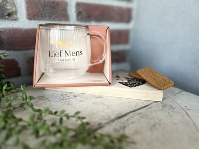 Creaties van Hier - Cadeaupakket Theeglas met Plankje - Lief mens - Glas - Hout - Moederdag