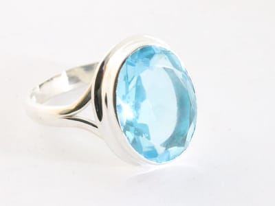 Hoogglans zilveren ring met blauwe topaas - maat 16