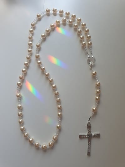 Rozenkrans, Paternoster gemaakt met Parels van Swarovski in de kleur Light Gold Pearl en o.a. Kristallen van Swarovski, Gebedssnoer, Kruisteken, Meditatie, Spiritueel, Geloof, Geloofssteken, Gebed, Gebedsketting, Kerstpakket Cadeau.
