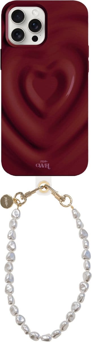 xoxo Wildhearts Biggest Love Burgundy Cord Case - Geschikt voor iPhone 12 Pro - Hoesje met koord - Kwalitatieve backcover - Telefoonhoesje met hartjes patroon - Hartenpatroon - met camerabumper - Parelketting - Burgundy - Rood - Donkerrood