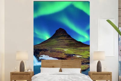 Behang - Fotobehang Noorderlicht - Sterrenhemel - IJsland - Berg - Groen - Waterval - Meer - Breedte 155 cm x hoogte 240 cm