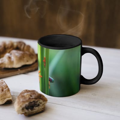 Magische Mok - Foto op Warmte Mokken - Koffiemok - Groene kikker - Nieuwsgierig - Gras - Magic Mok - Beker - 350 ML - Theemok
