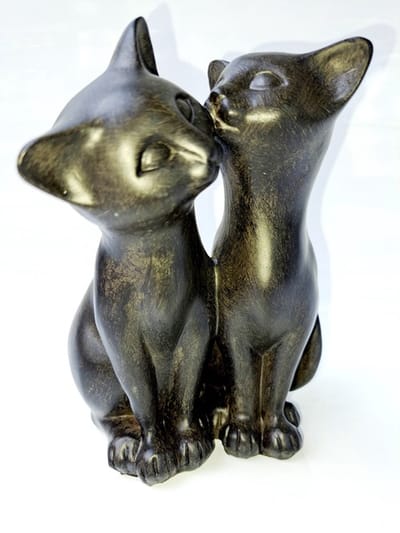 Katten beelden zwarte kat CT361600 - Decoratie - polyresin- 2 stuks -polystone - poes katten - A RESIN FIGURINE OF A CAT