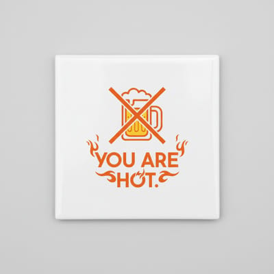 Grappige “You Are Hot” Keramische Tegel 15x15 cm – Humoristisch Bier & Vlammen Design | Uniek Cadeau & Woondecoratie