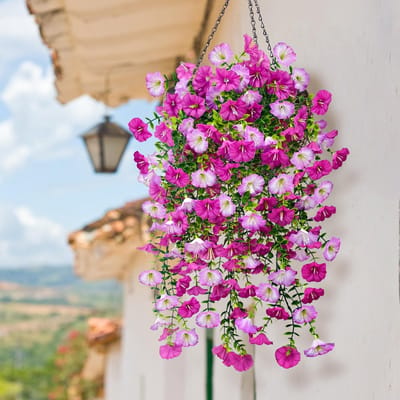 Dailygoods- Kunsthangplanten 76 cm - Weerbestendige Kunstbloemen - Hangende Ranken - Balkon/Terras Decoratie - Roze-Lila Petunia's - Duurzaam en Onderhoudsvrij