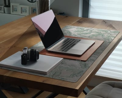 Coloray Bureau Onderlegger - Verwelkte bladeren Bureau Mat - 100 cm x 50 cm - Veelkleurig Bureau Onderlegger - Bureaumat - Onderlegger Bureau - Bureau Onderlegger Groot - Bureau Onderlegger XXL