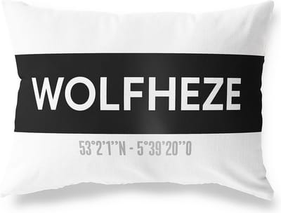 Tuinkussen WOLFHEZE - GELDERLAND met coördinaten - Buitenkussen - Bootkussen - Weerbestendig - Jouw Plaats - Studio216 - Modern - Zwart-Wit - 50x30cm