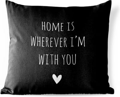 Sierkussen Buiten - Engelse quote "Home is wherever i'm with you" met een hartje tegen een zwarte achtergrond - 60x60 cm - Weerbestendig