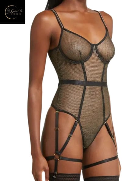 Sexy Lingerieset Dames – Lingerie Erotisch - Luxe Erotische Body met Jarretels – Sexy Lingerie – 4-delige set – Zwart Kant & Goud – Lingerie Setje – Chique – Luxe – Boudoir Look – Kinky – Erotisch – Premium Sexy Body – Dare to Undress – XS/S, M, L