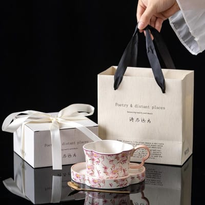 Ensemble Tasse à Café et Soucoupe Rétro Luxe Léger Exquis Tasse à Café Mug pour Thé de l'Après-midi Niveau d'Apparence Élevé Souvenir 250ml white