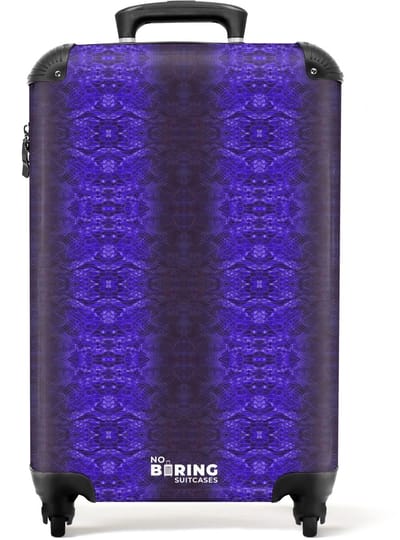 NoBoringSuitcases.com - Koffer - Paars blauw slangenhuid met symmetrische schubstructuur - Past binnen 55x40x20 cm en 55x35x25 cm - Trolley handbagage - Valiezen met wieltjes volwassenen - Reiskoffer op wielen - Rolkoffer lichtgewicht