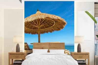 Behang - Fotobehang Strandstoel - Strand - Parasol - Zee - Zomer - Breedte 165 cm x hoogte 220 cm